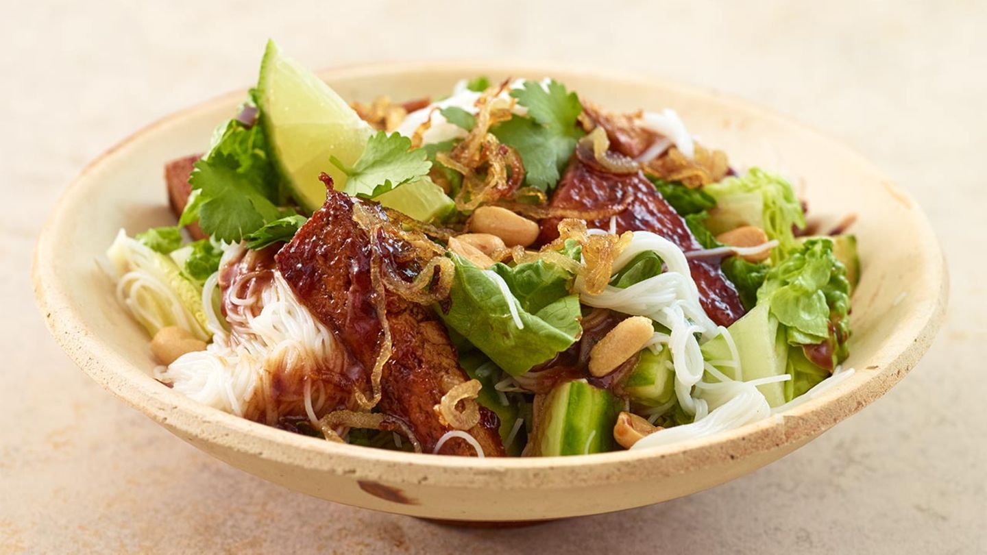 Schneller Reisnudelsalat mit Tofu