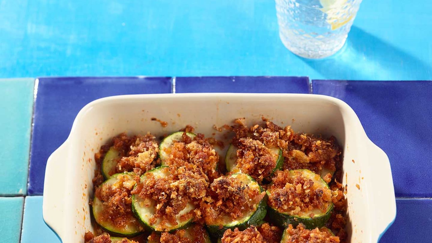 Überbackene Zucchini mit Pesto-Parmesan-Bröseln Rezept