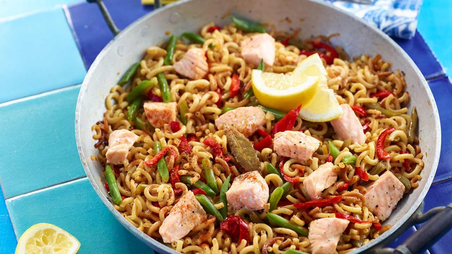 Nudel-Paella mit Lachs Rezept