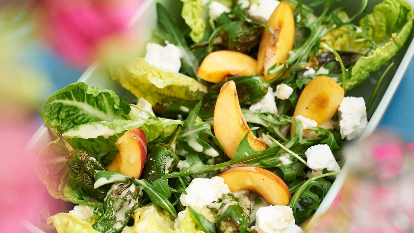 Salat mit Ziegenkäse und Pfirsichen Rezept