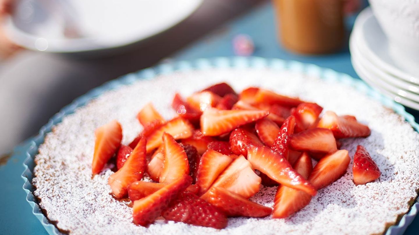 Mandelkuchen mit Erdbeeren Rezept - [ESSEN UND TRINKEN]