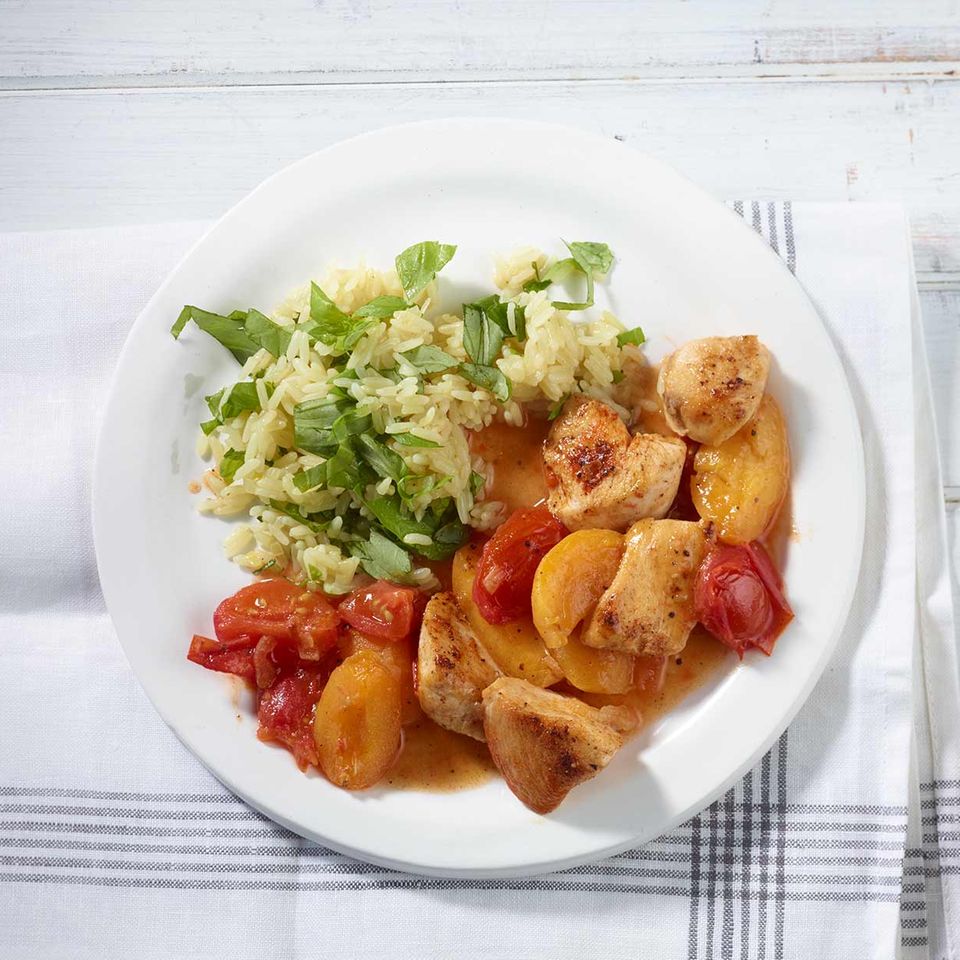 Hähnchen-Aprikosen-Gulasch mit Basilikumreis