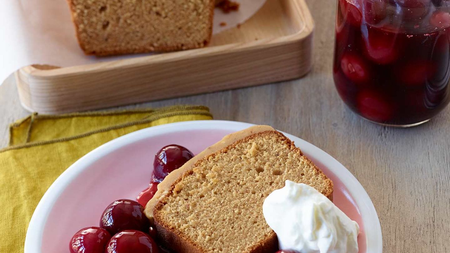 Erdnusskuchen mit Kirschkompott Rezept