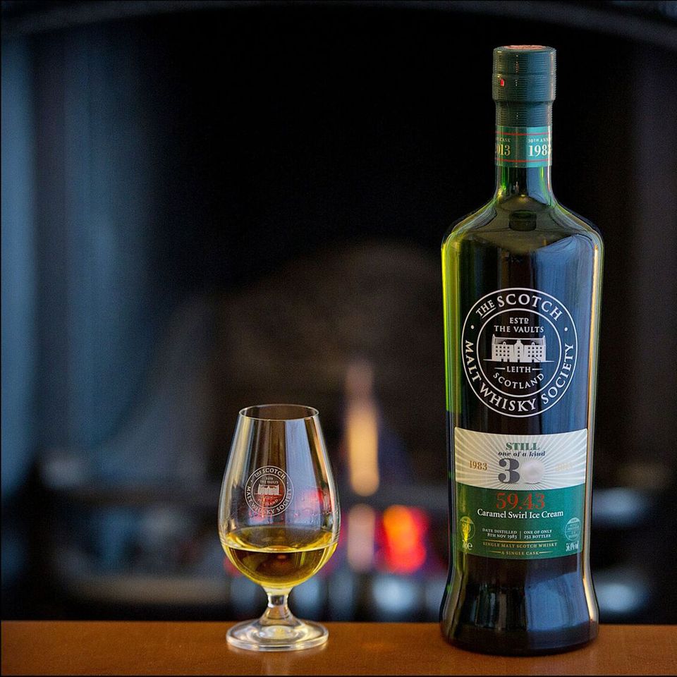 Whiskyflasche von The Scotch Malt Whisky Society und Whisky im Glas