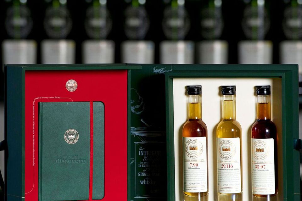 Whisky Geschenkbox mit kleinen Whiskyflaschen von der Scotch Malt Whisky Society