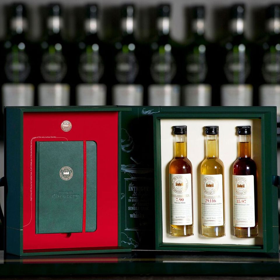 Whisky Geschenkbox mit kleinen Whiskyflaschen von der Scotch Malt Whisky Society Whisky Geschenkbox mit kleinen Whiskyflaschen von der Scotch Malt Whisky Society