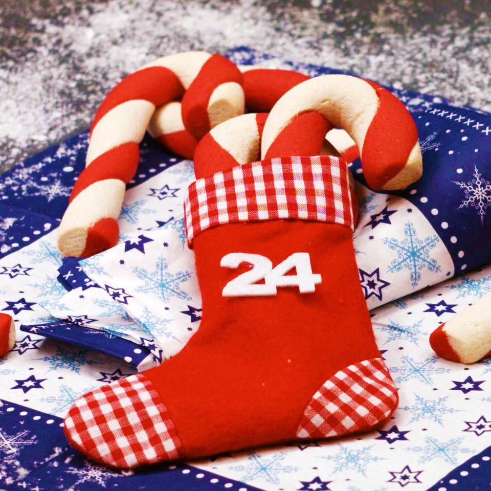 Zuckerstangen-Kekse im Adventskalender Nikolausstiefel