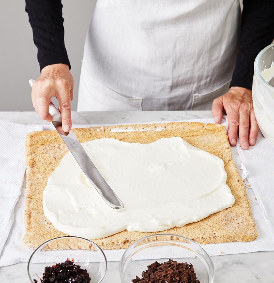 Die Creme gleichmäßig verstreichen Die Creme gleichmäßig verstreichen