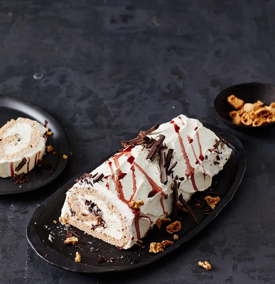 Cassata-Rolle auf einer Kuchenplatte Cassata-Rolle auf einer Kuchenplatte