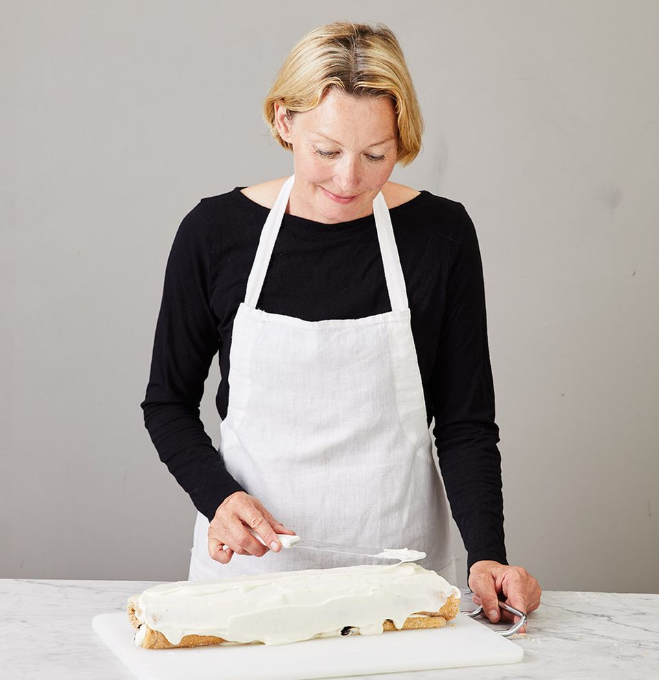 Anne Haupt verziert die Cassata-Rolle Anne Haupt verziert die Cassata-Rolle