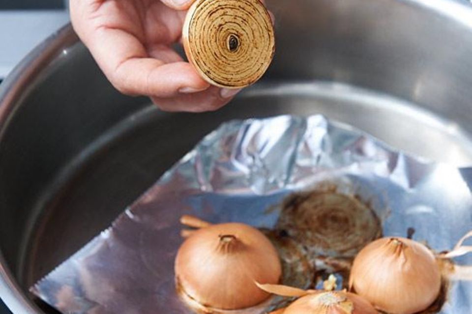 Zwiebeln zum Rösten auf Alufolie legen