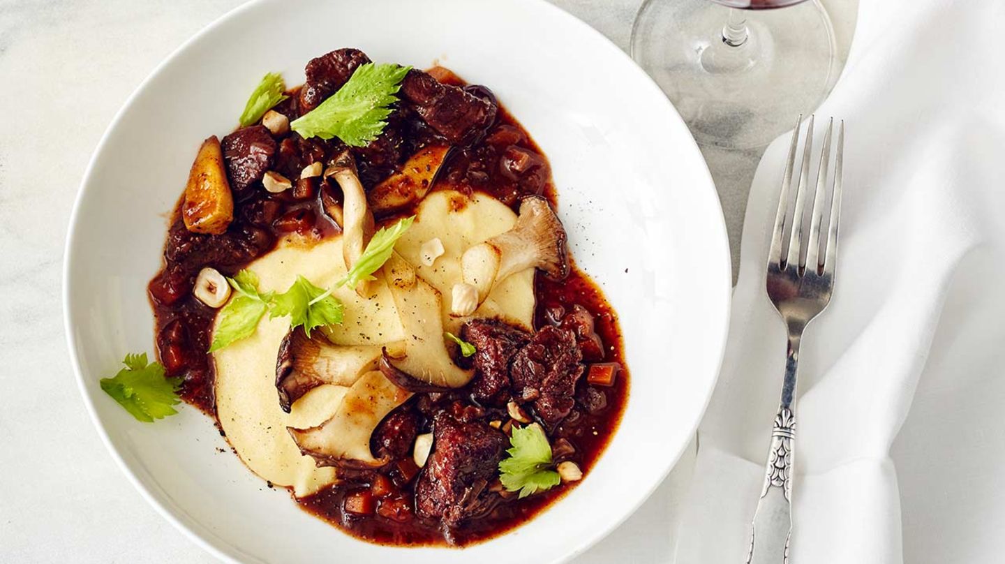 Wildschweinragout mit Kräuterseitlingen und cremiger Polenta Rezept