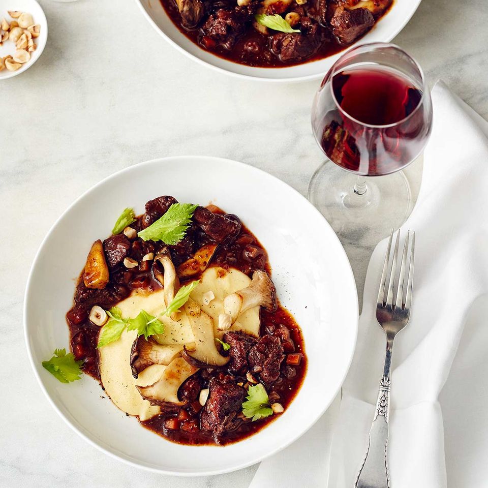 Wildschweinragout mit Kräuterseitlingen und cremiger Polenta
