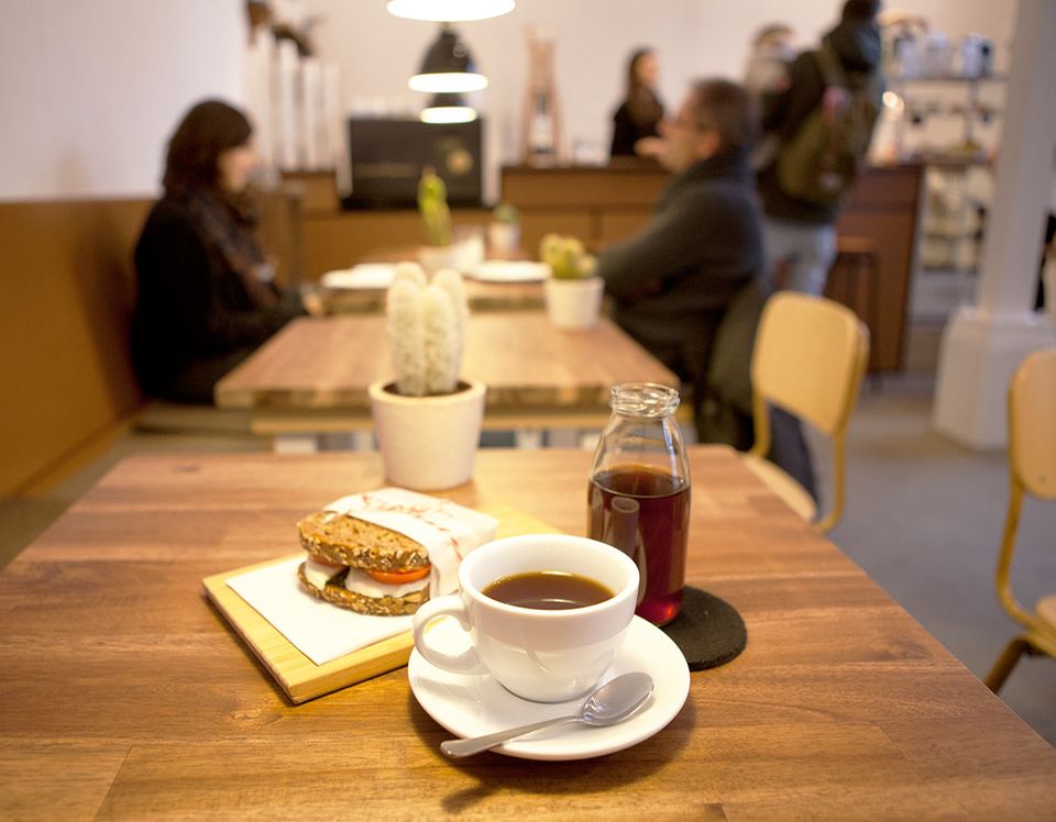 Café less political in der Hamburger Sternschanze Café less political in der Hamburger Sternschanze