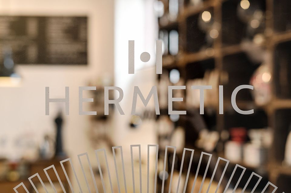 Hermetic – Café less political