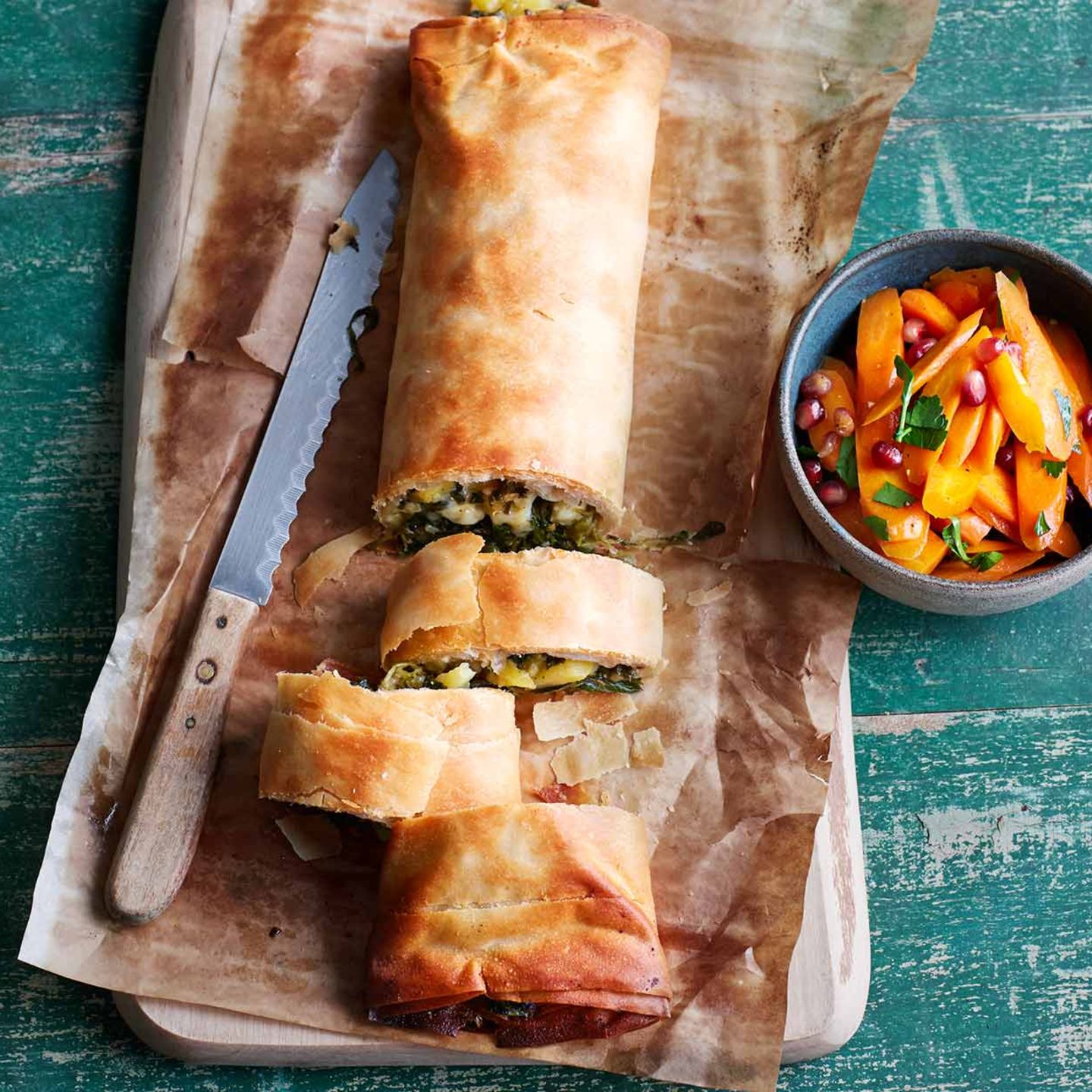 Kartoffelstrudel mit Feldsalat und Möhren