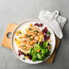 Lachs mit Feldsalat und Roter Bete