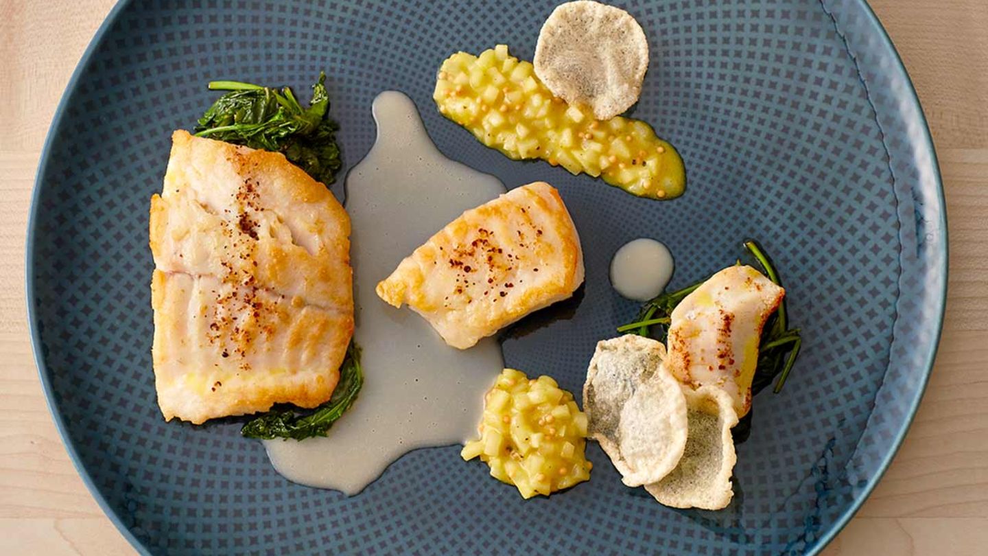 Gebratener Steinbutt, junger Grünkohl mit Reischips und Apfel-Senf-Dip Rezept