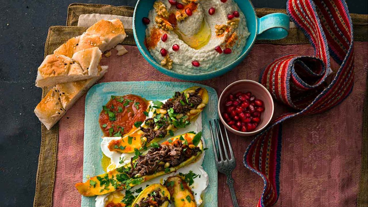 Gefüllte Zucchini (Kosa Keshatbeen) und Auberginenpüree mit Joghurt (Motabbal) Rezept
