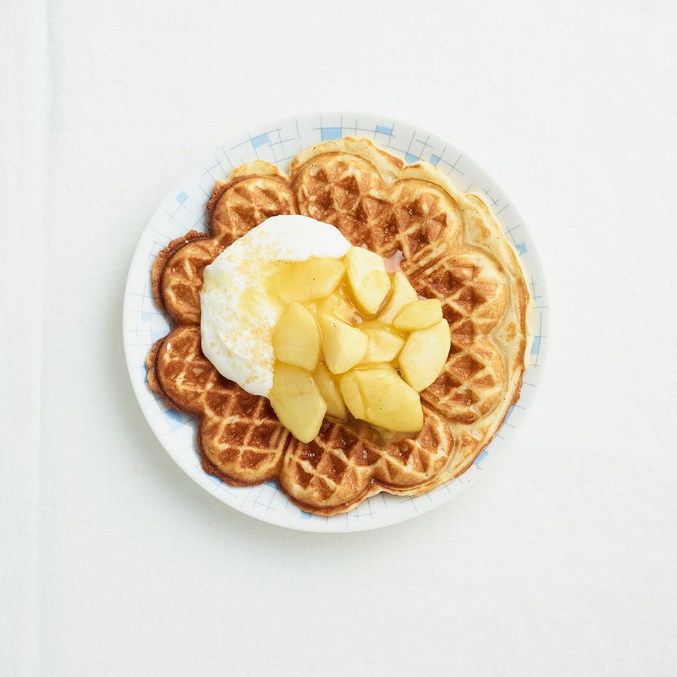 Marzipanwaffeln mit Sahnejoghurt und Apfelkompott