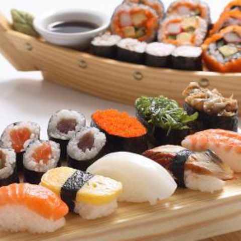 Sushi auf Holzbrett angrichtet