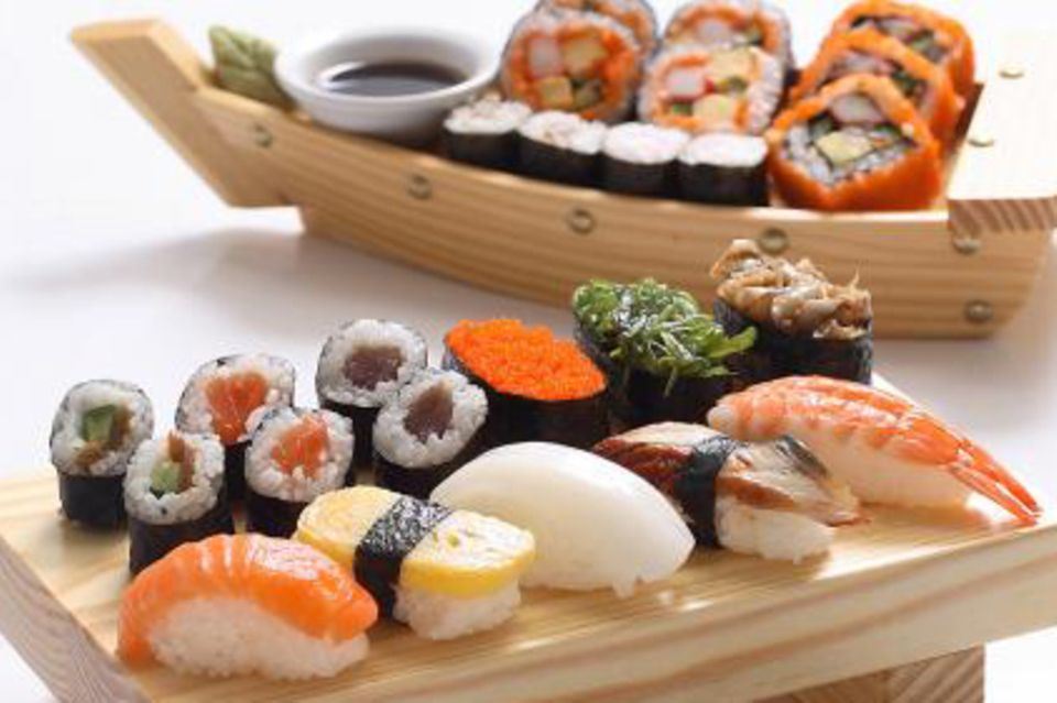 Sushi auf Holzbrett angrichtet