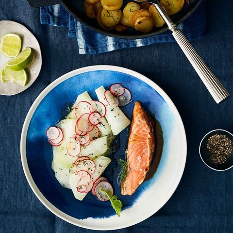 Lachs mit Kohlrabi-Gemüse und Bratkartoffeln