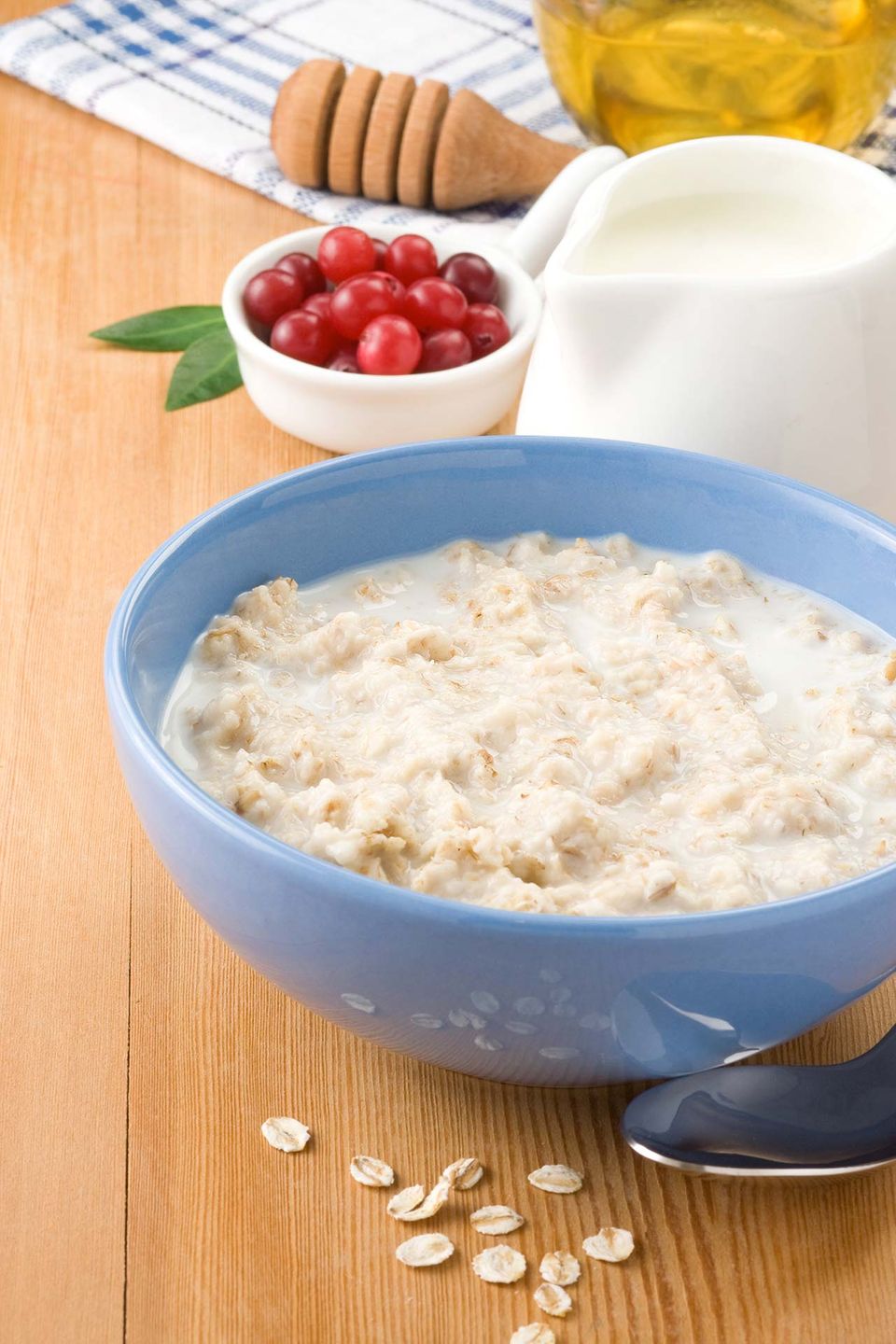 Poriddge aus Haferflocken und Milch in einer blauen Schüssel Poriddge aus Haferflocken und Milch in einer blauen Schüssel
