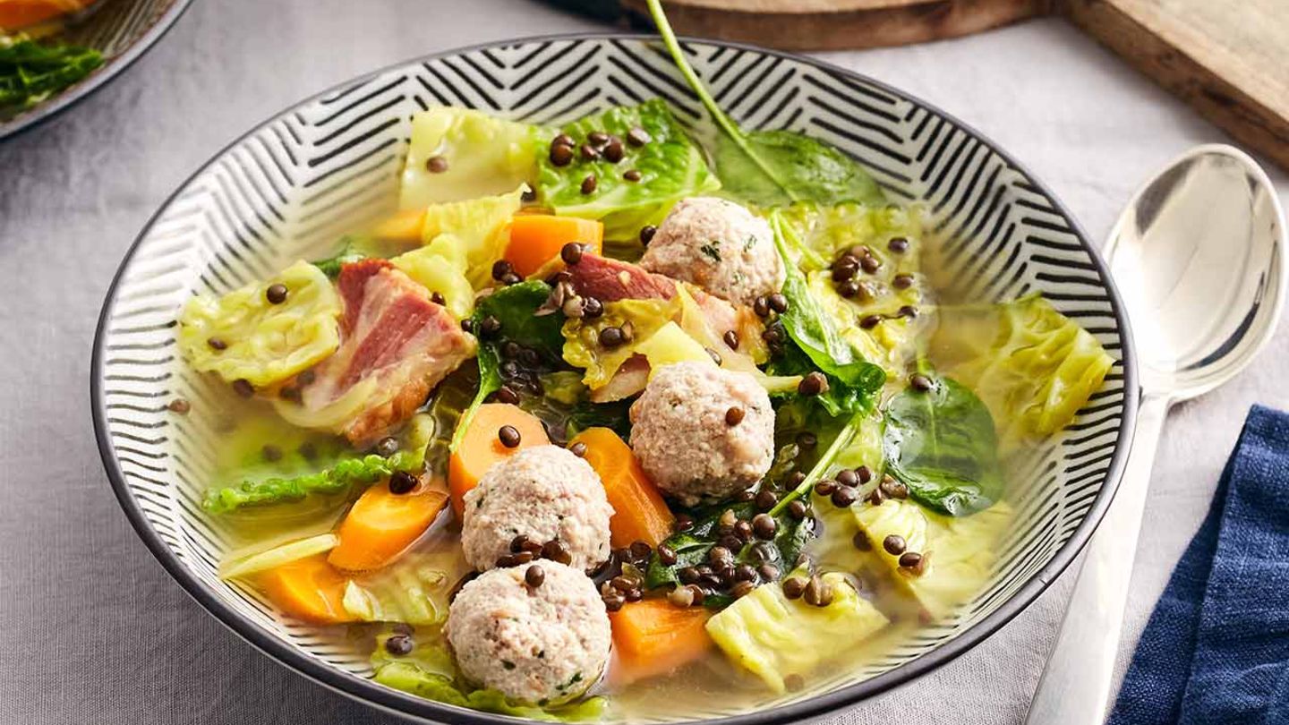 Wirsing-Linsen-Eintopf mit Kalbshackbällchen