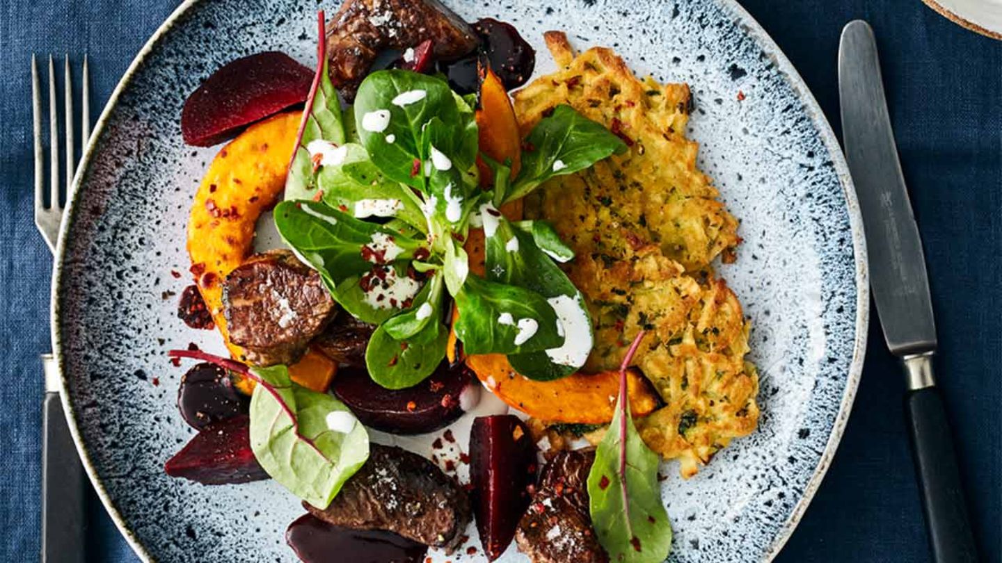 Rinderfiletwürfel mit Roter Bete und Salat