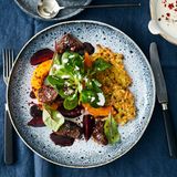 Rinderfiletwürfel mit Roter Bete und Salat