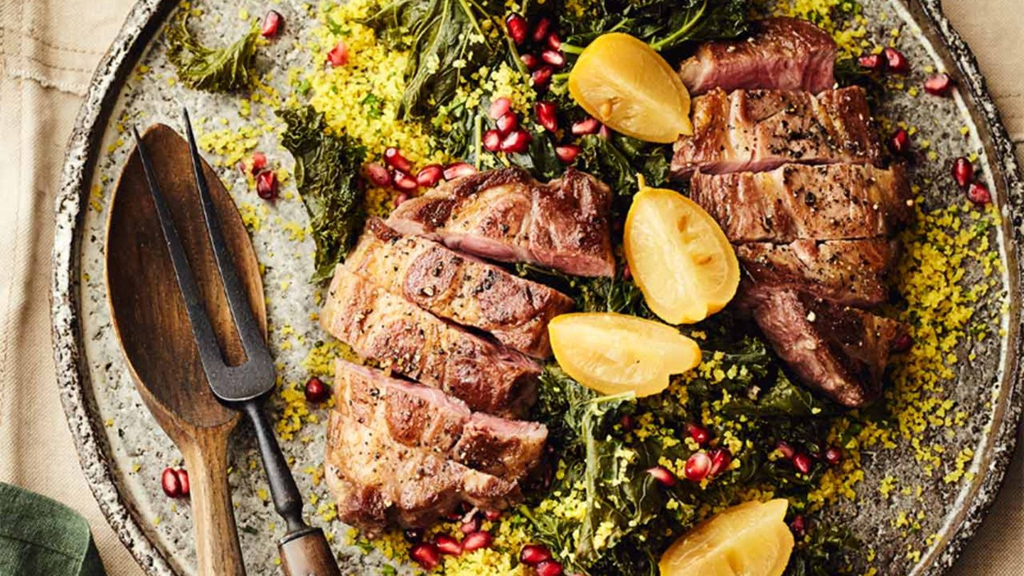 Grünkohl-Bulgur-Salat mit Schweinenackensteak Rezept