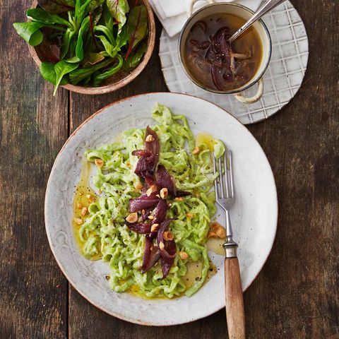 Grüne Spätzle mit Zwiebelschmelze und Feldsalat