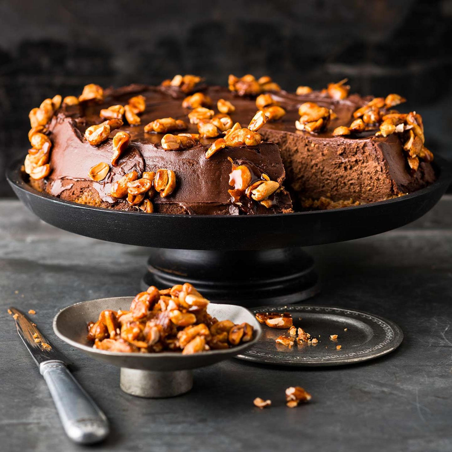 Schokoladen-Cheesecake mit karamellisierten Erdnüssen