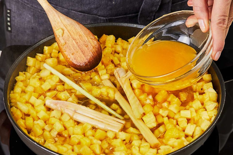 Ingwer, Zitronengras und Orangensaft zur Ananas geben und aufkochen Ingwer, Zitronengras und Orangensaft zur Ananas geben und aufkochen
