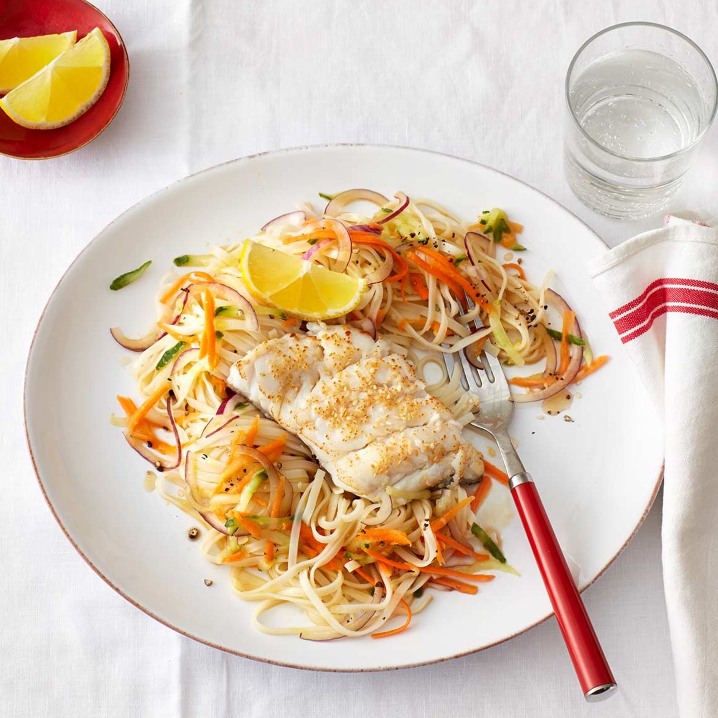Glasnudelsalat mit Sesamfisch