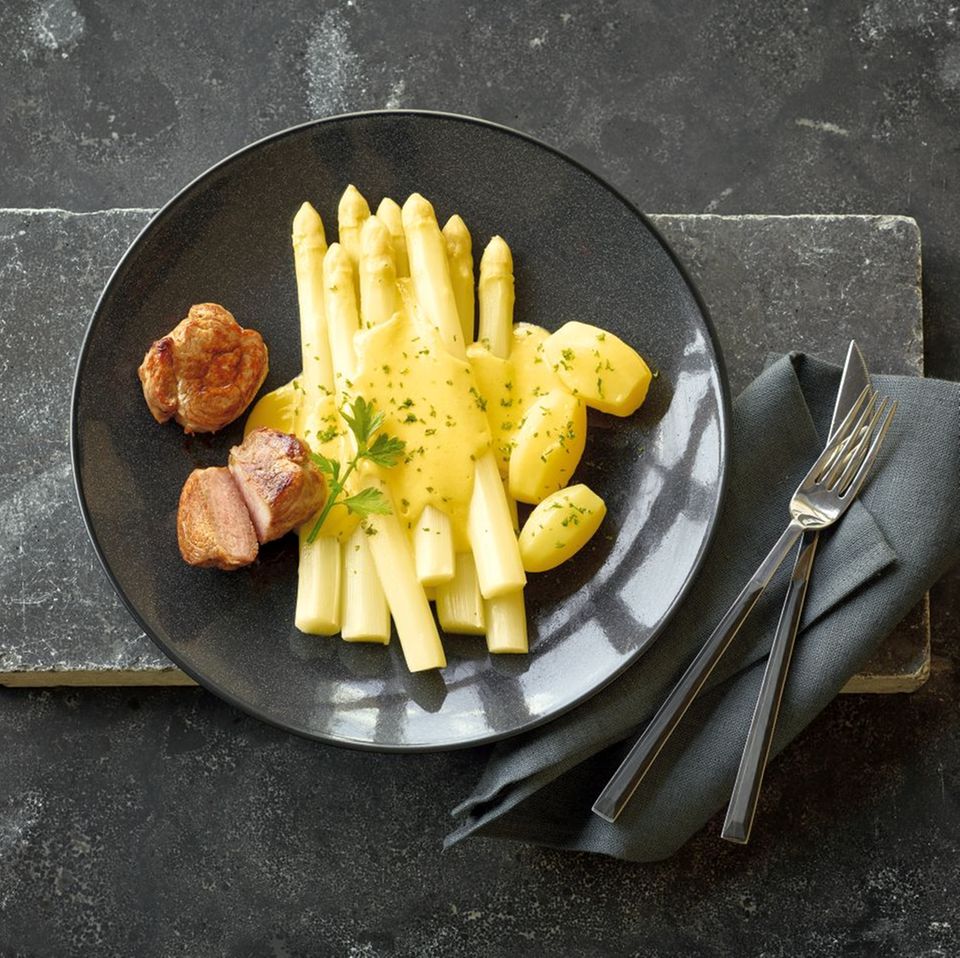 Spargel mit Hollandaise und Schweinemedaillons - Rezept - [EINFACH ...