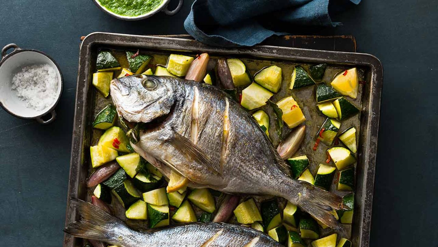 Dorade mit Zucchinigemüse und Mojo verde