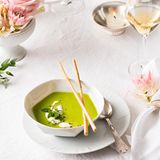 Grüne Erbsensuppe mit Minzschaum