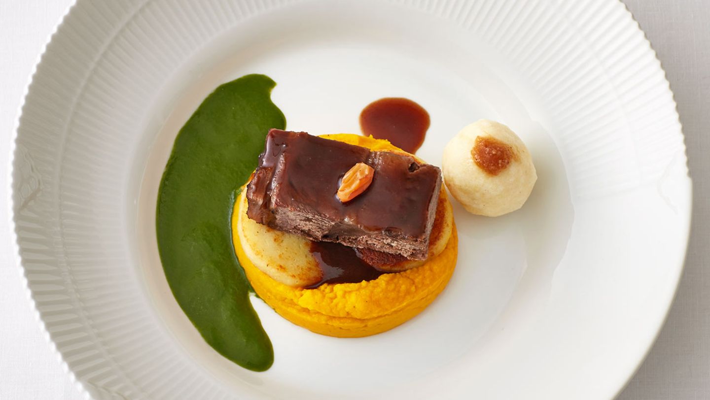 Rinder-Sauerbraten mit Möhren-Curry-Püree, Grießknödeln und grüner Sauce Rezept