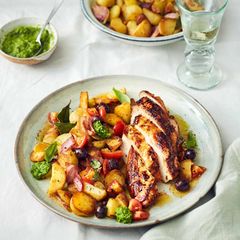 Lackierte Hähnchenbrust mit Bratkartoffeln und dazu Tomaten-Salsa und Erbsen-Mojo-verde