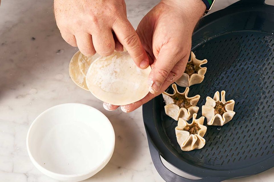 Reh-Dumplings mit Pak Choi: Schritt A Teig befeuchten
