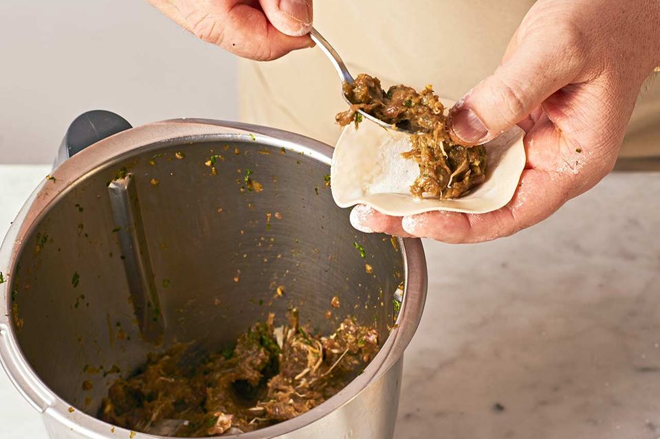 Reh-Dumplings mit Pak Choi: Schritt B Dumplings füllen