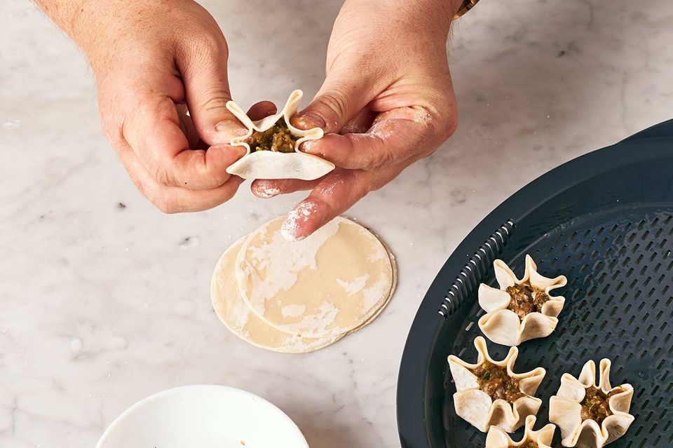 Reh-Dumplings mit Pak Choi: Schritt C Dumplings schließen