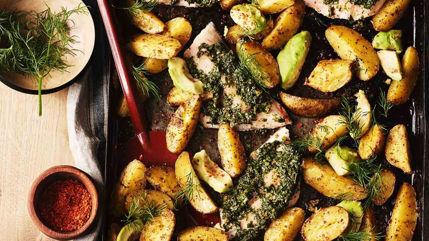 Kräuter-Senf-Saibling mit Kartoffelelspalten und Avocado Rezept ...
