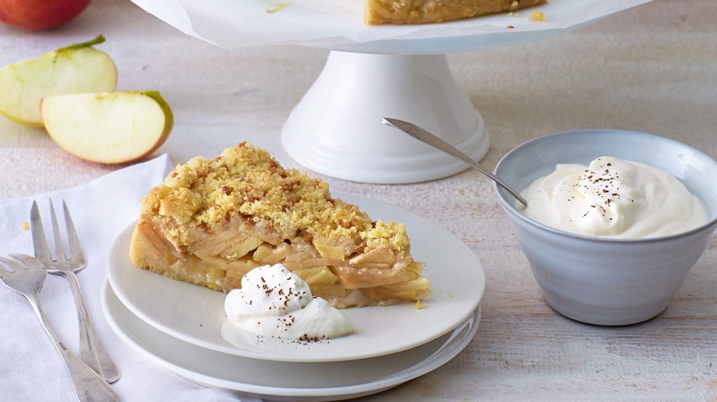 Apfelkuchen mit Krokantstreuseln und Kaffeesahne Rezept - [ESSEN UND ...