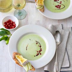 Grüne Apflö-Erbsen-Suppe mit Camembert-Crostini