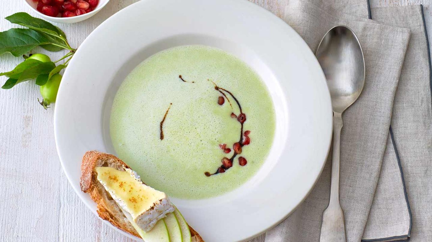 Grüne Apfel-Erbsen-Suppe mit Camembert-Crostini Rezept
