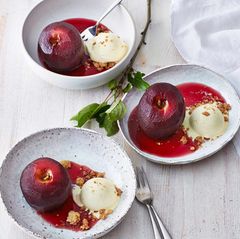 Pochierter Cassis-Apfel mit Vanilleeis