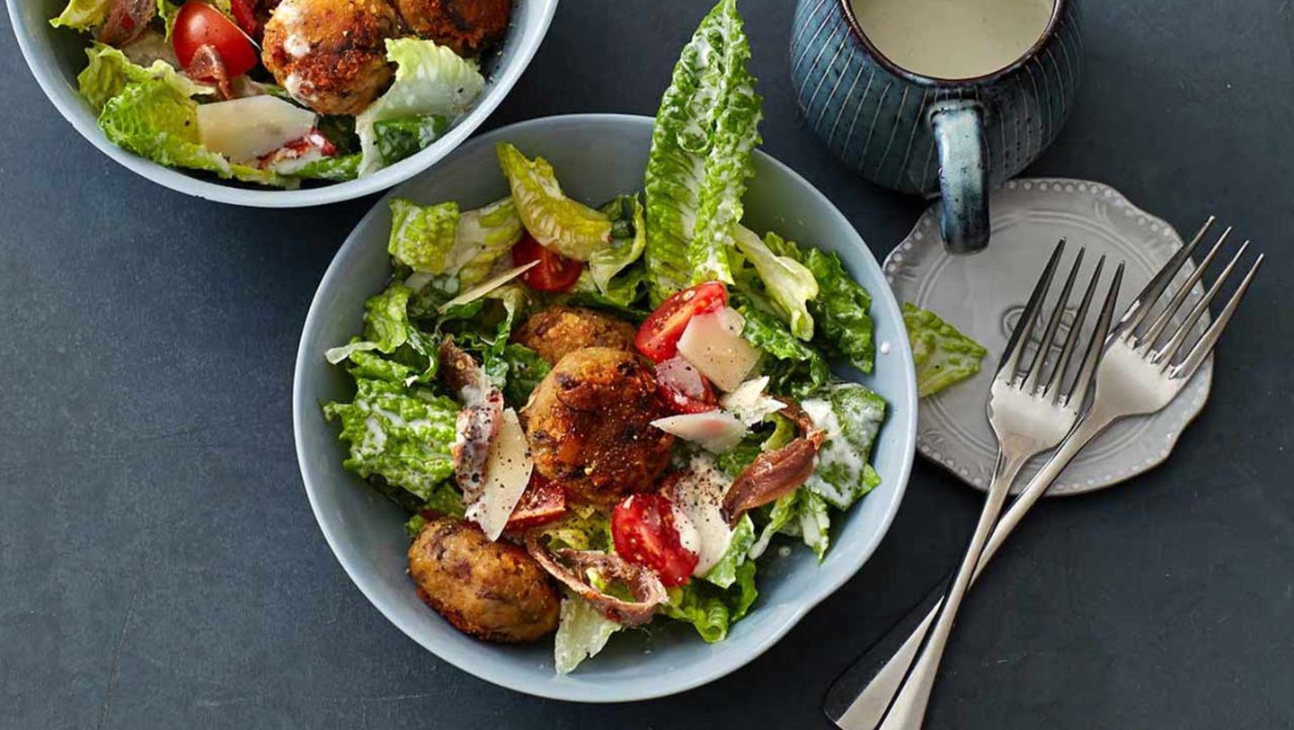 Caesar Salad mit Pilzbuletten Rezept - [ESSEN UND TRINKEN]